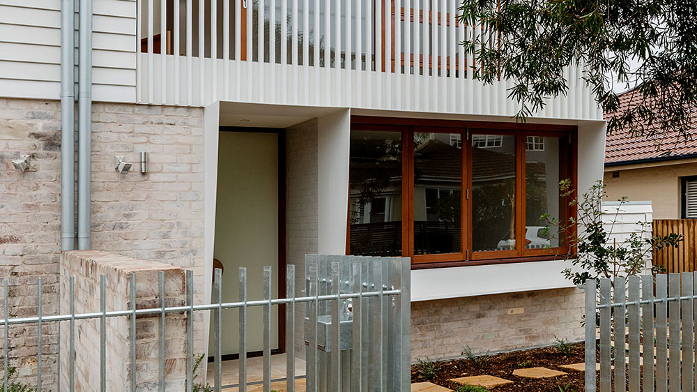 Replacing a single-storey bungalow near Bondi Beach, the Fraternal Twins townhouses present differing faces to the street, while internally the floor plans are mirror images. Credit: Katherine Lu. Source: Carter Williamson