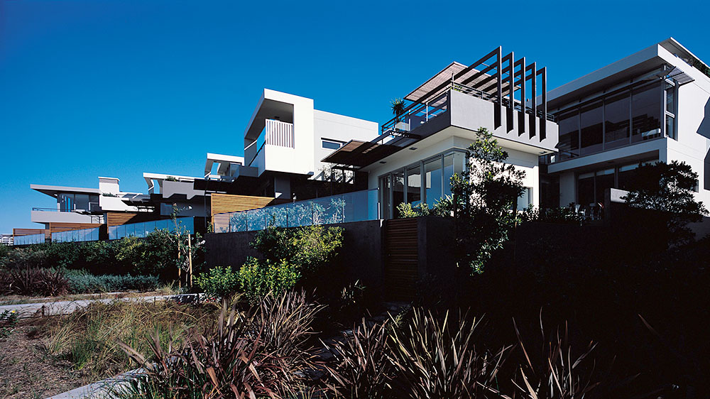 The Cabarita Waterfront Houses are sited along the curving promenade skirting Hen and Chicken Bay. Credit: Rowan Turner. Source: Eeles Trelease Architects