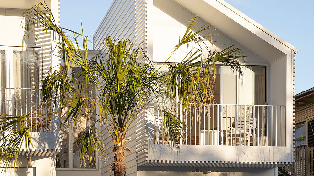 The Flynn consists of 3 townhouses on a relatively small block of landwell-located site, close to the beach and local shops. Credit: Insitu Studio. Source: Chris Jenkins Design Architects + Interiors