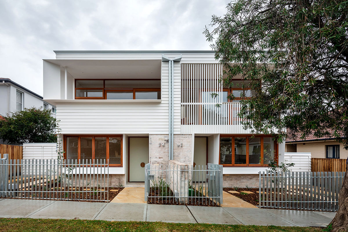 Replacing a single-storey bungalow near Bondi Beach, the Fraternal Twins townhouses present differing faces to the street, while internally the floor plans are mirror images. Credit: Katherine Lu. Source: Carter Williamson