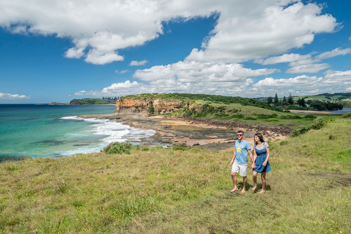 Two people enjoying the Kiama Coastal Walk, Kiama NSW. Credit: Dee Kramer Photography / Destination NSW